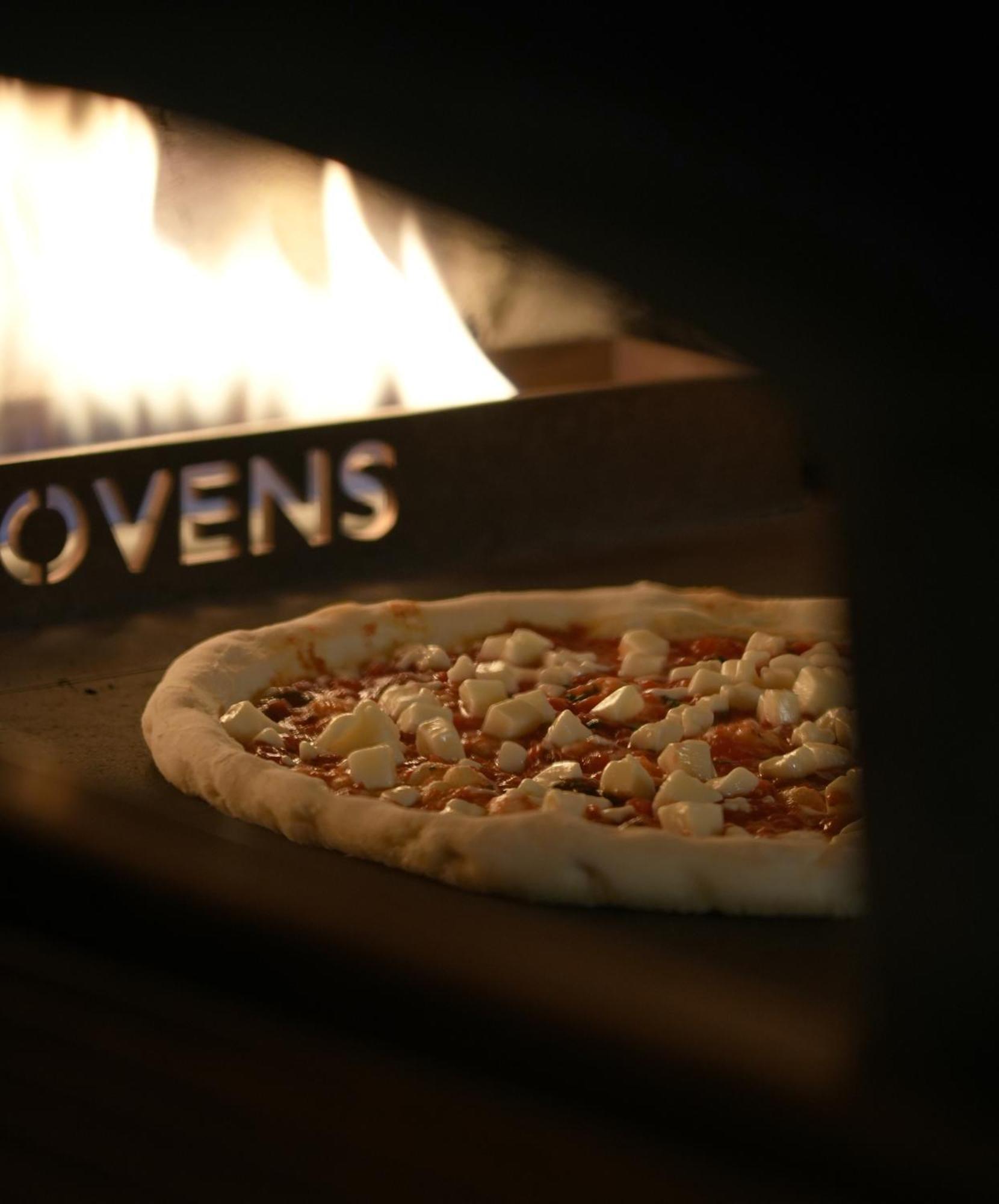 Fairmont Riyadh Luaran gambar A pizza in a wood-fired oven