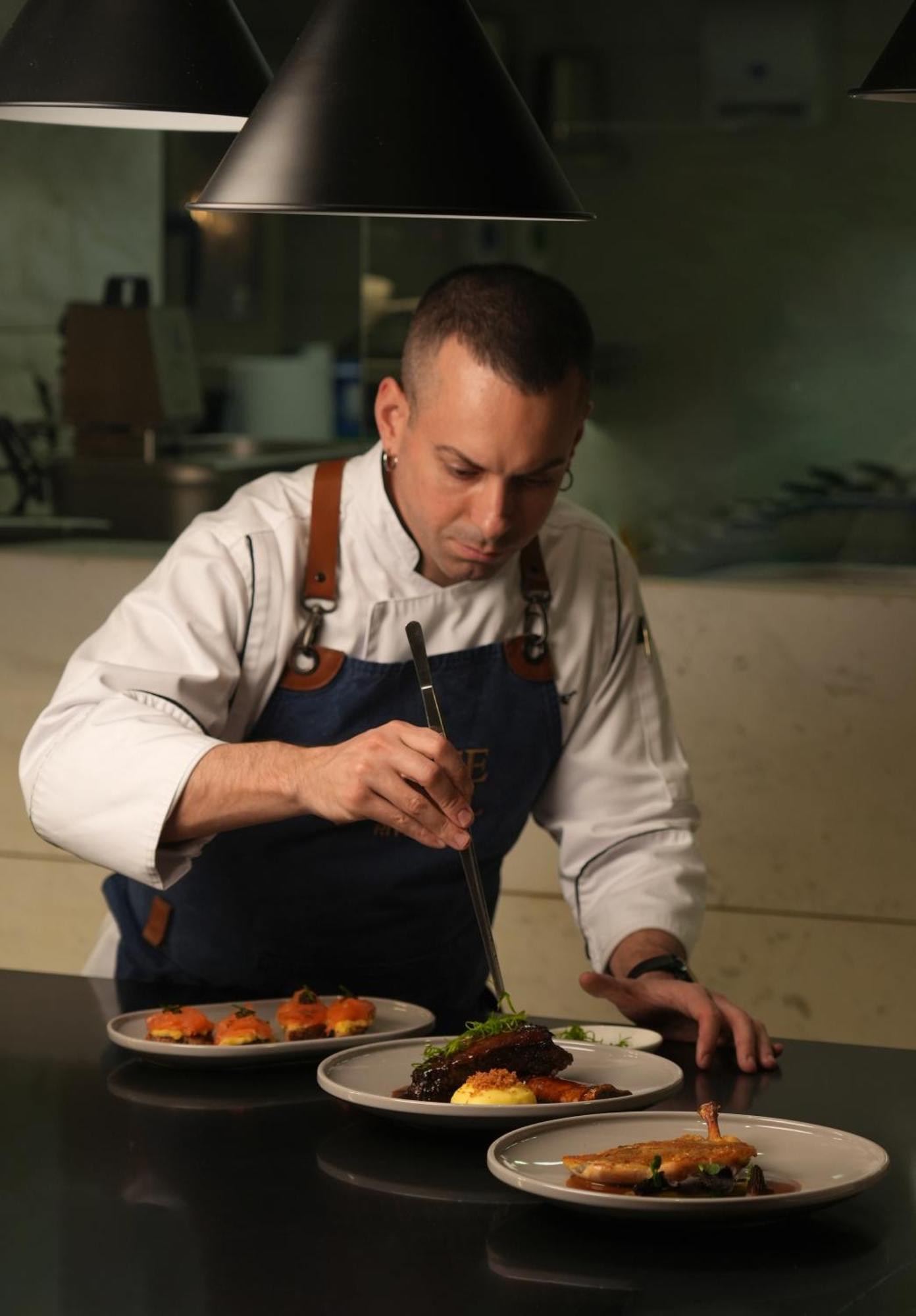 Fairmont Riyadh Luaran gambar Chef preparing a dish