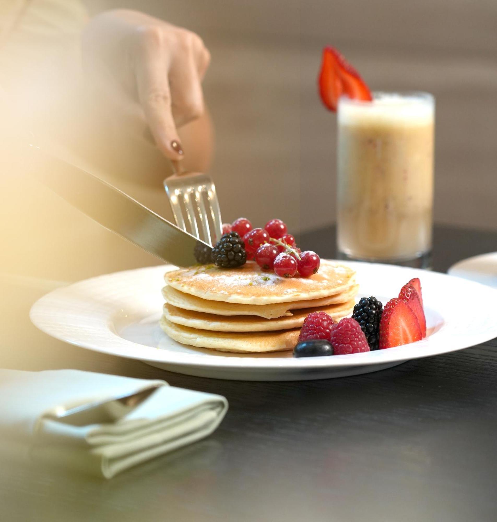 Fairmont Riyadh Luaran gambar A stack of pancakes with fruit