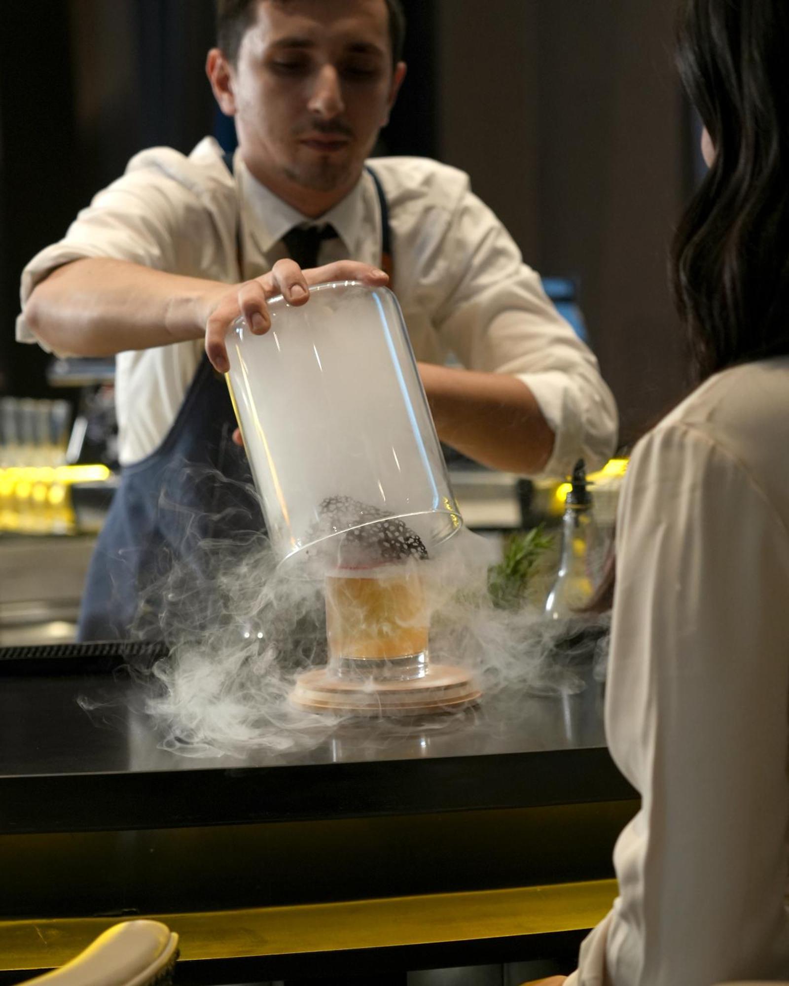 Fairmont Riyadh Luaran gambar A bartender preparing a cocktail with liquid nitrogen