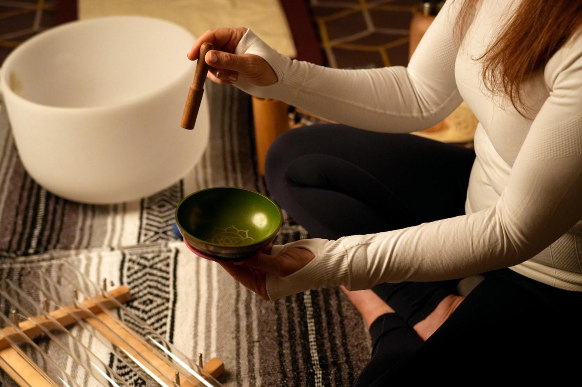 Fairmont Riyadh Luaran gambar A woman playing a singing bowl
