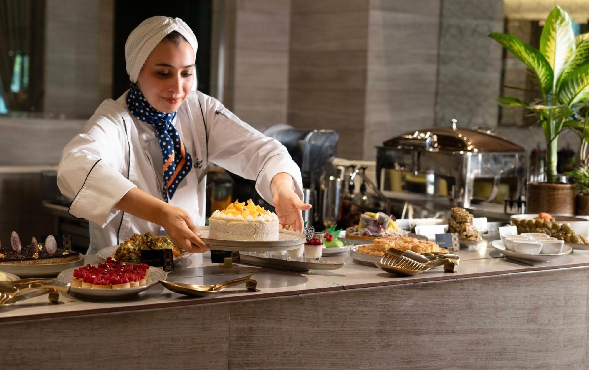 Fairmont Riyadh Luaran gambar A pastry chef at work