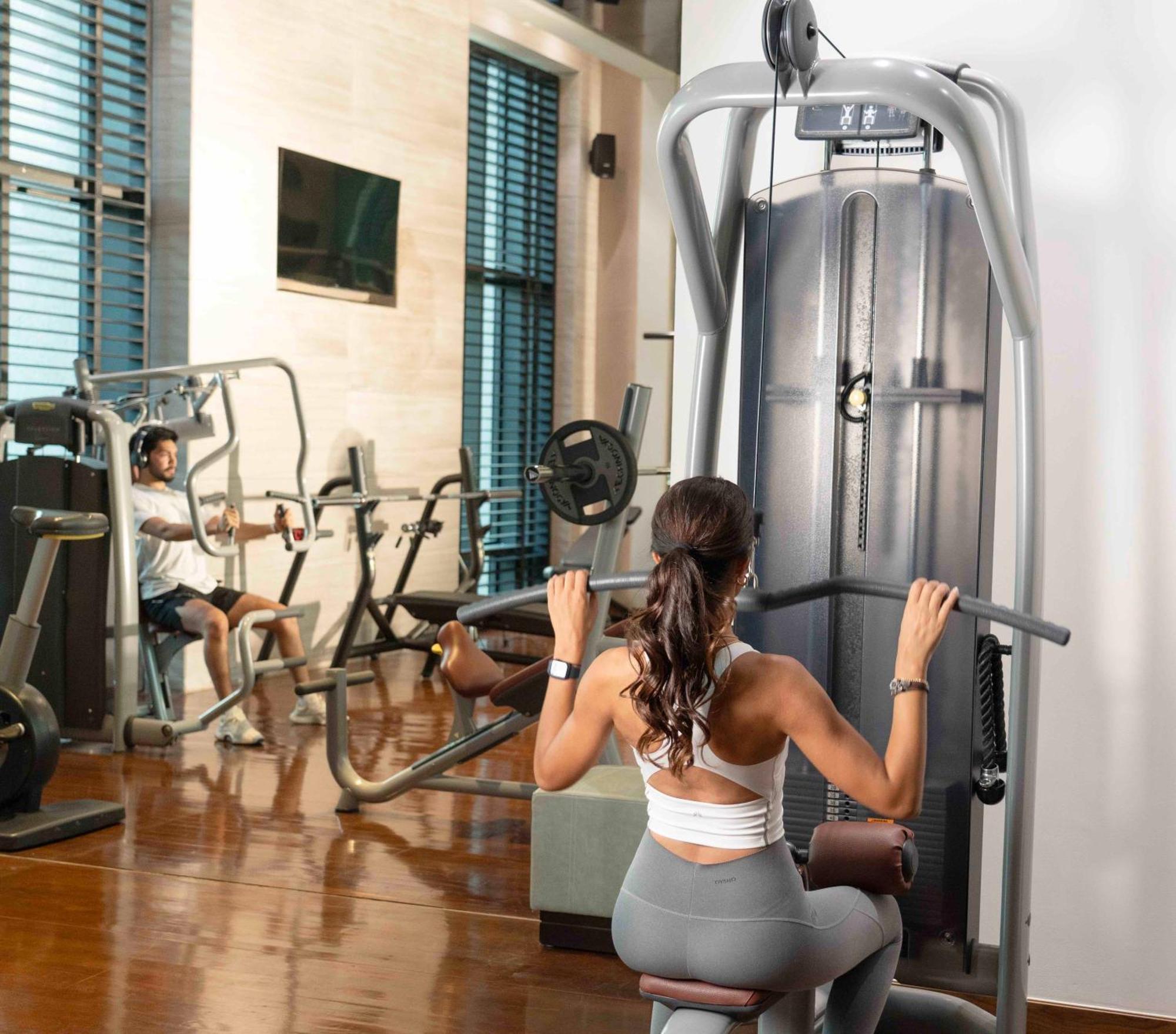 Fairmont Riyadh Luaran gambar A woman using a lat pulldown machine
