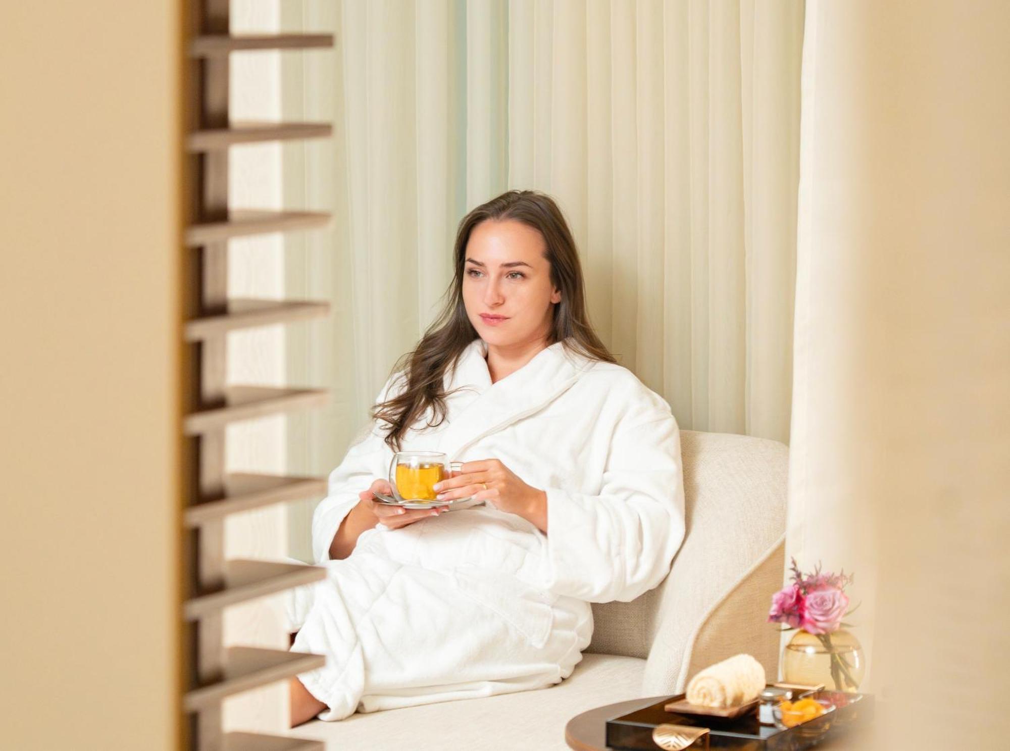 Fairmont Riyadh Luaran gambar A woman wearing a bathrobe
