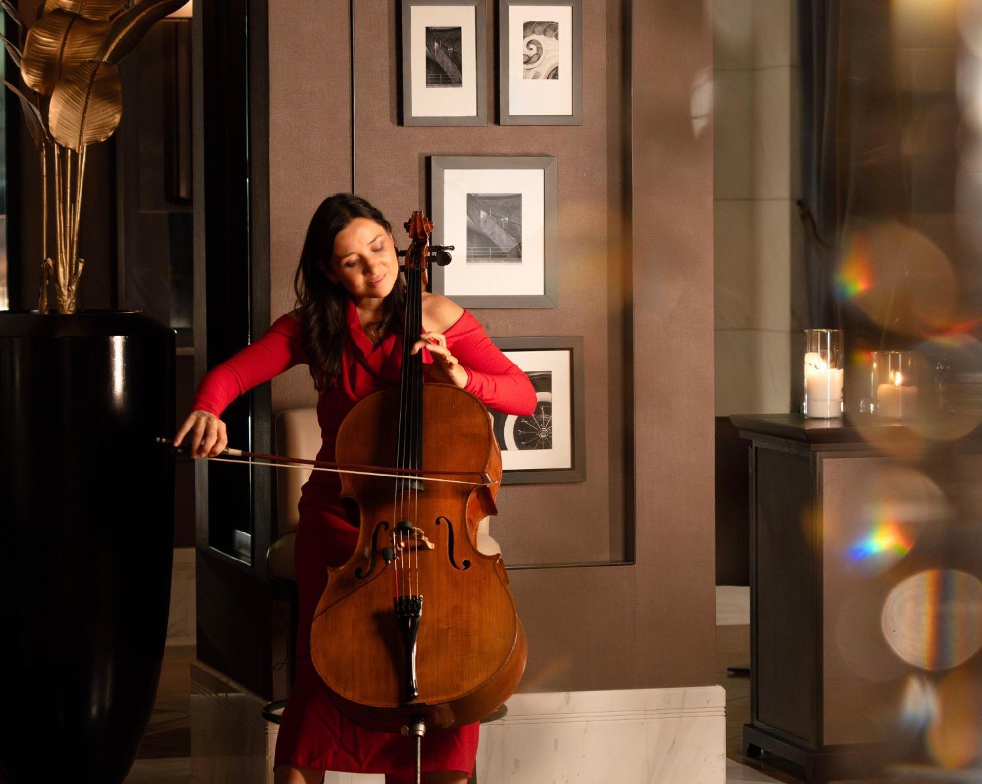 Fairmont Riyadh Luaran gambar Cellist and singer
