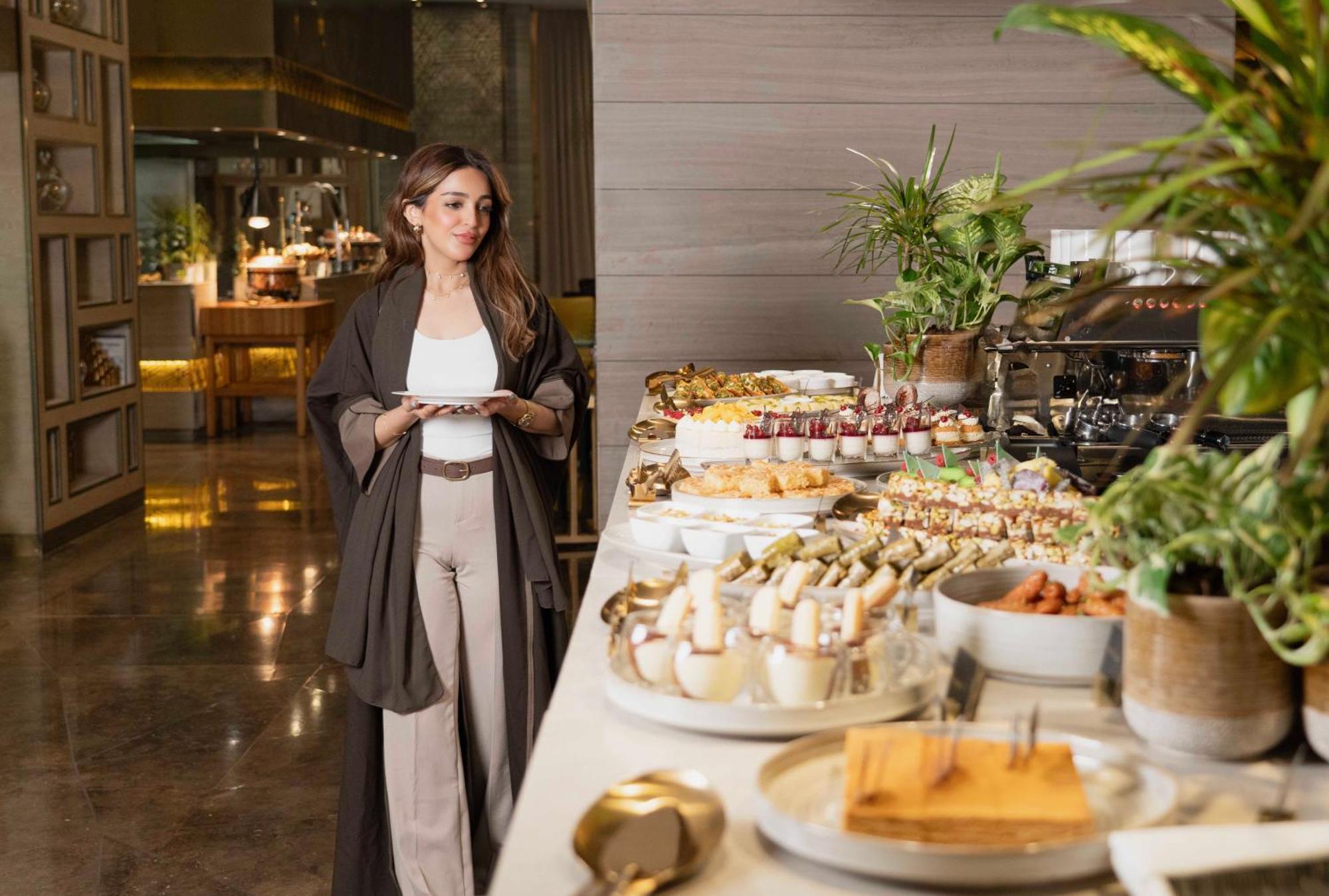 Fairmont Riyadh Luaran gambar A woman wearing an abaya
