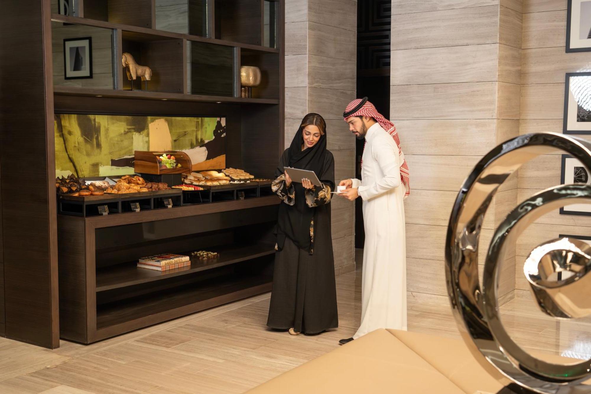 Fairmont Riyadh Luaran gambar A couple in traditional Arab clothing