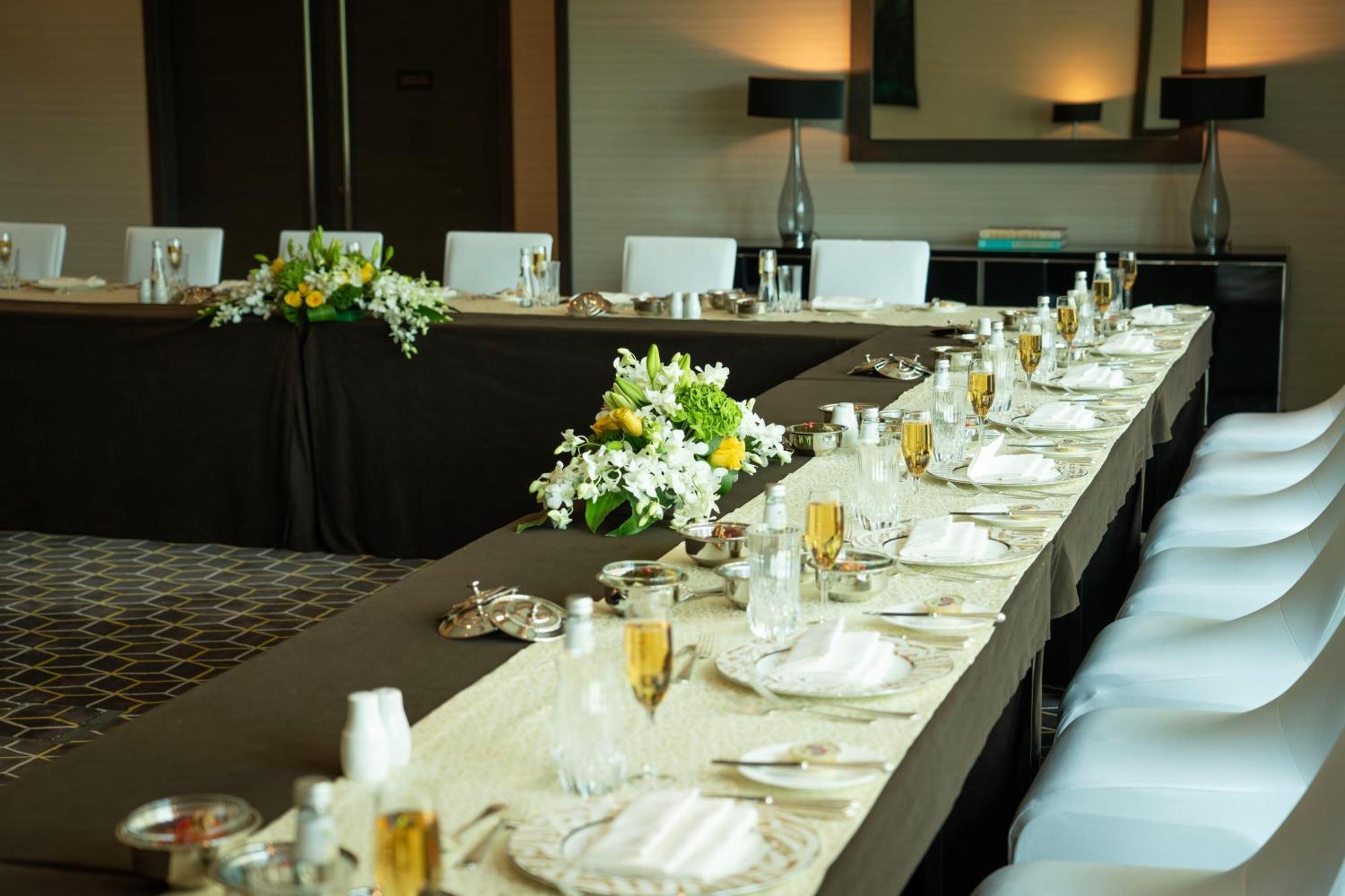 Fairmont Riyadh Luaran gambar A table set for a formal dinner