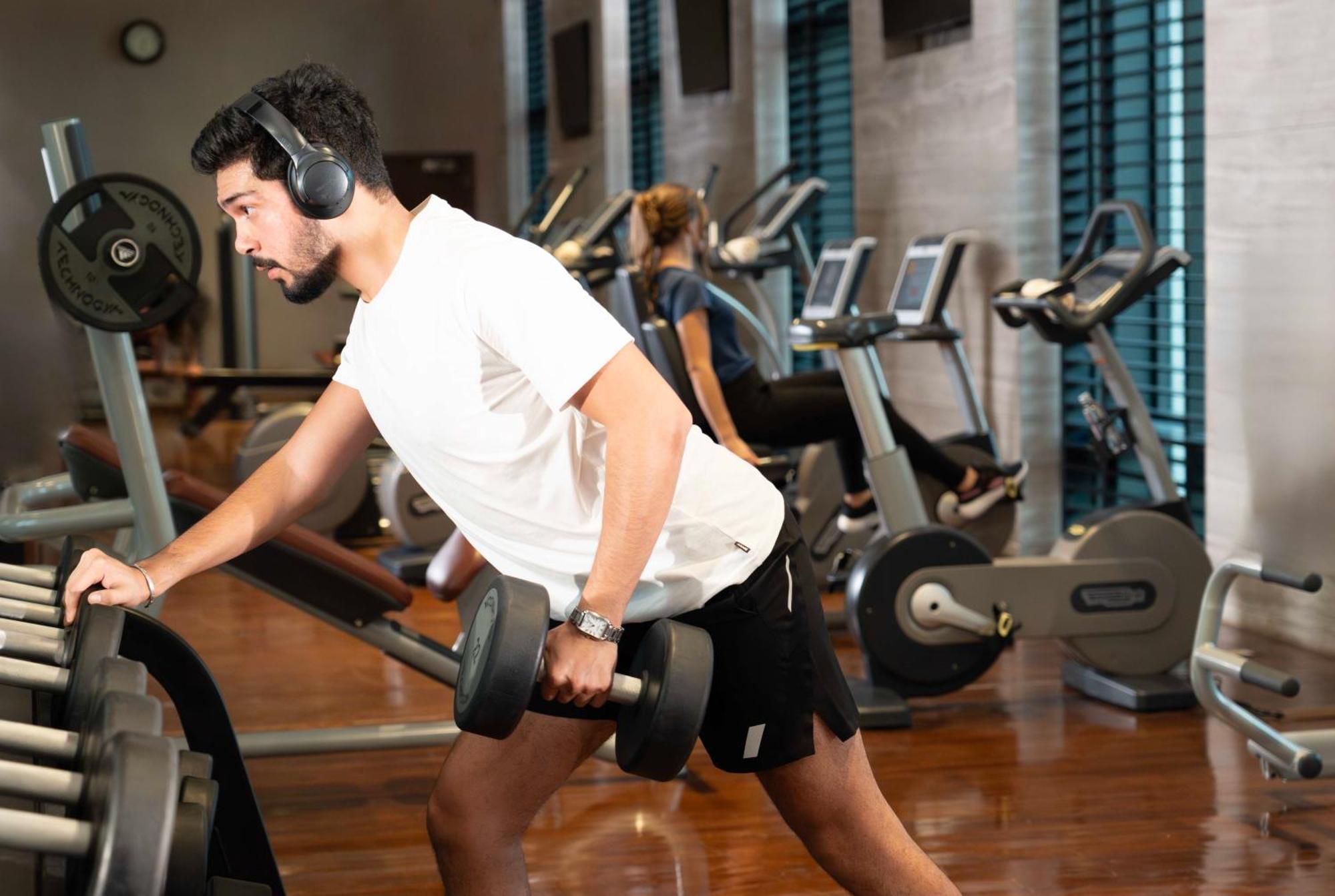 Fairmont Riyadh Luaran gambar A man working out with a barbell
